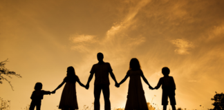 Ayudas del Estado para familias con hijos en España 2026: guía completa