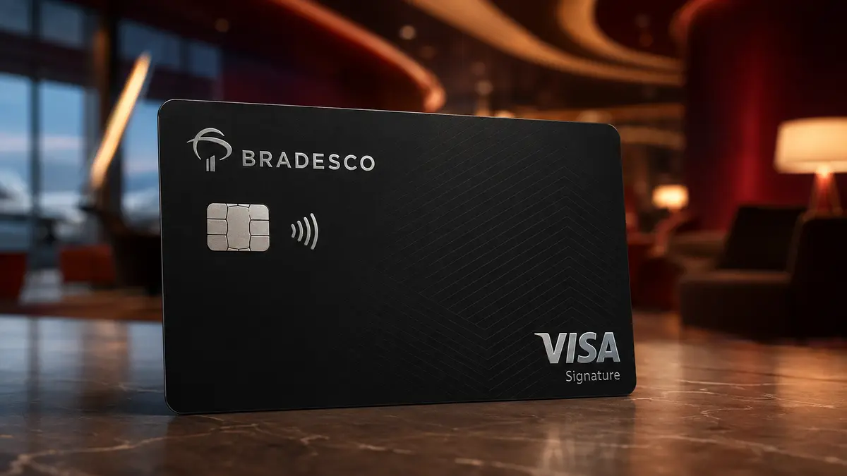 Cartão Bradesco Visa Signature preto com textura em espinha e chip, apoiado num balcão de mármore dentro de um lounge