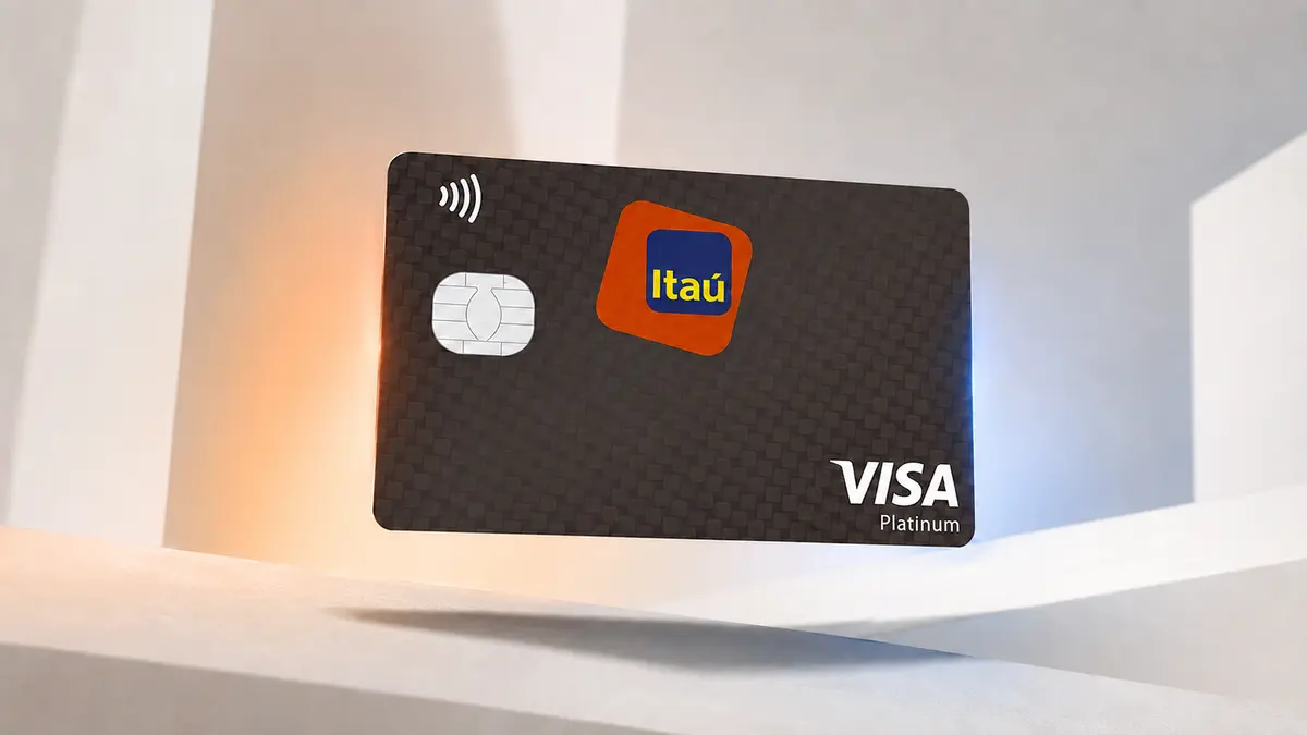 Cartão Itaú Visa Platinum escuro, com textura de trama, logotipo laranja e azul do Itaú e chip, em fundo claro