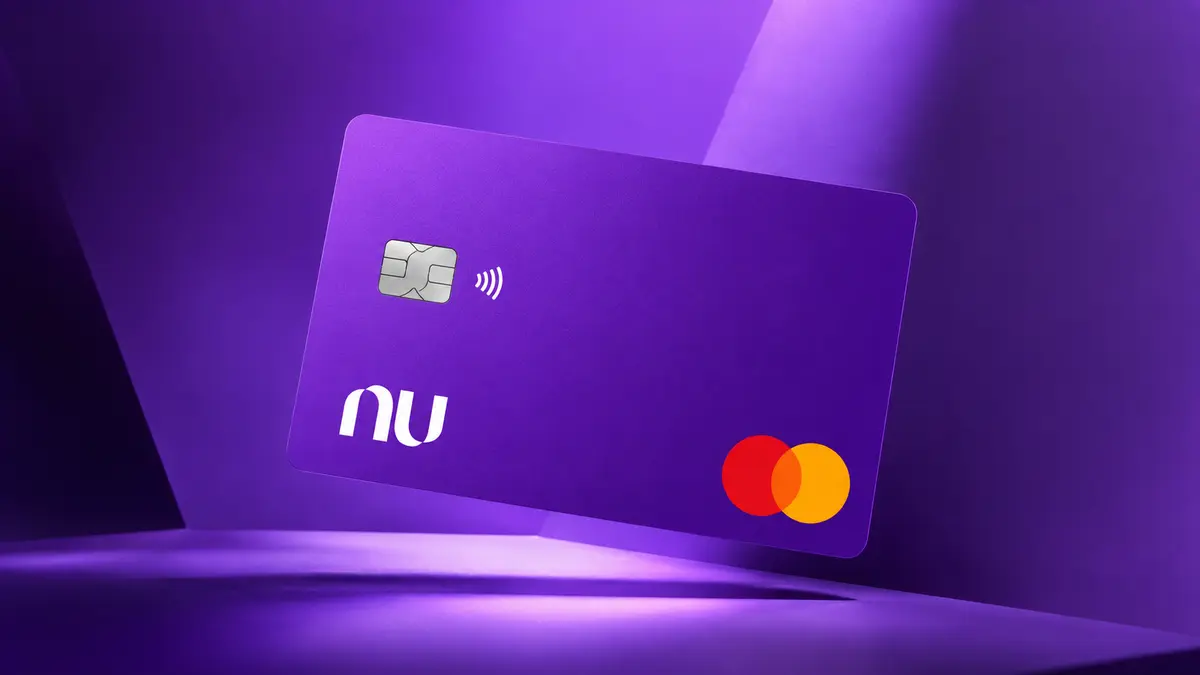 Cartão roxo do Nubank com o logotipo nu em branco e o selo vermelho e amarelo da Mastercard, iluminado em roxo