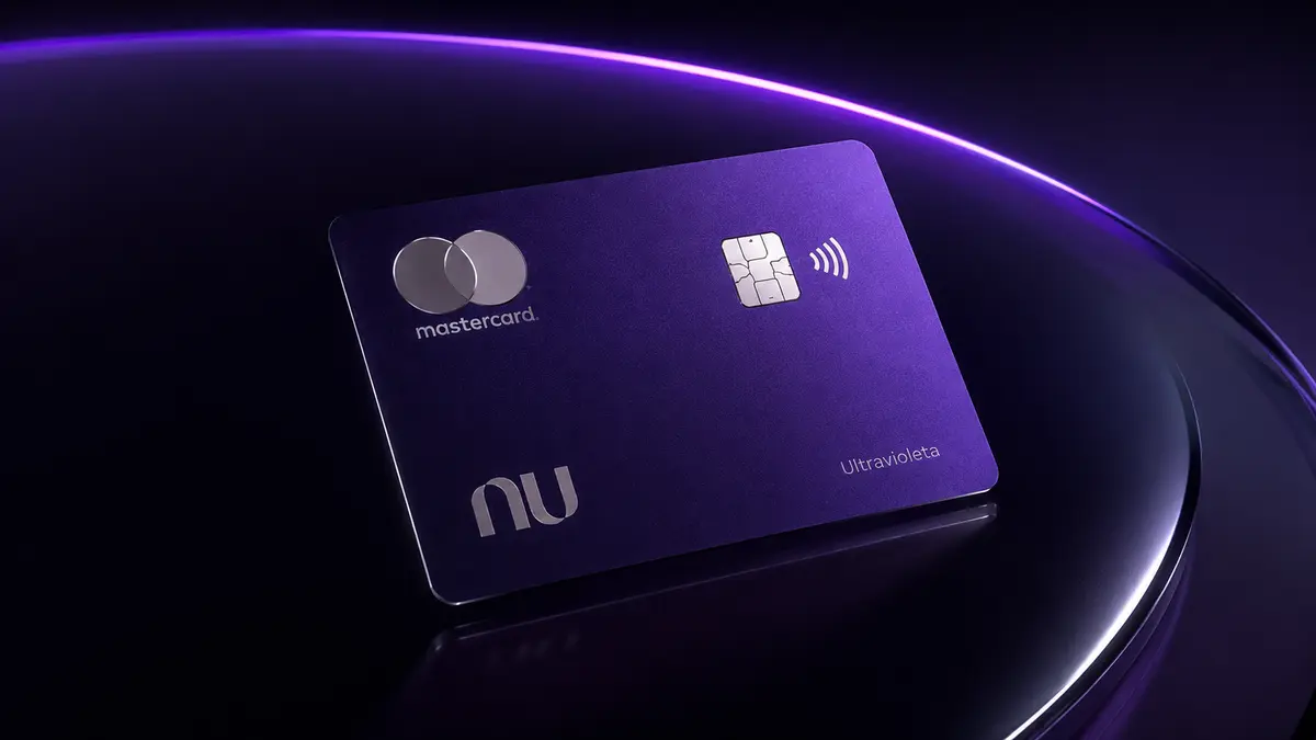 Cartão Nubank Ultravioleta roxo-escuro com acabamento metálico, logotipo nu e Mastercard em prateado