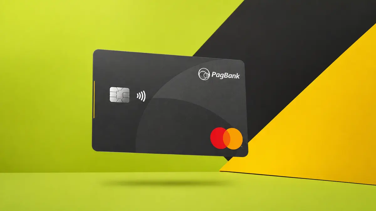 Cartão preto do PagBank com logotipo branco e selo Mastercard, em fundo geométrico verde-limão, amarelo e preto
