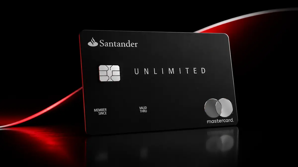 Cartão preto Santander Unlimited na horizontal, com a chama do Santander, o nome UNLIMITED e o selo Mastercard prateado
