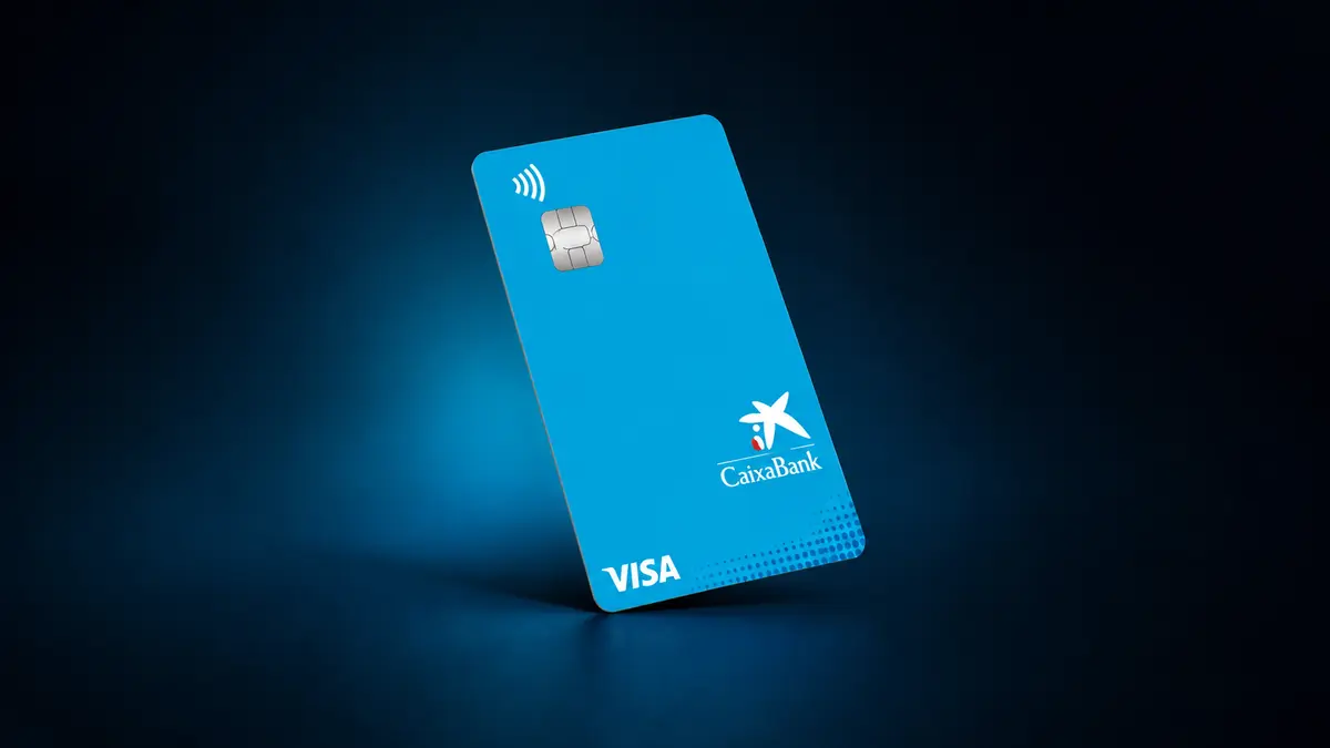 Tarjeta Visa Classic de CaixaBank en formato vertical, azul claro con chip, la estrella de CaixaBank y logo Visa