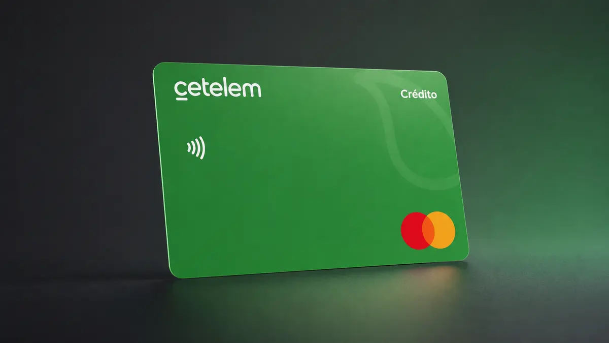 Tarjeta verde de Cetelem con el logotipo en blanco, símbolo contactless y las circunferencias de Mastercard