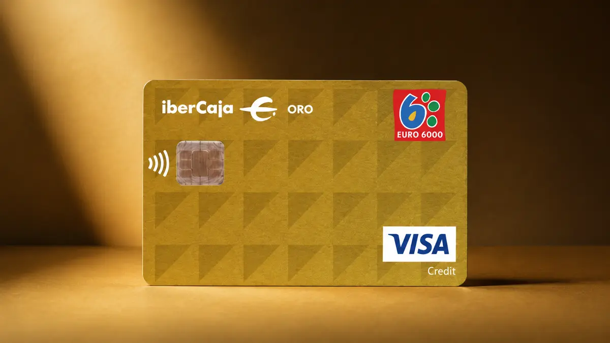 Tarjeta dorada iberCaja ORO con relieve triangular, chip, logotipo Euro 6000 y marca Visa Credit