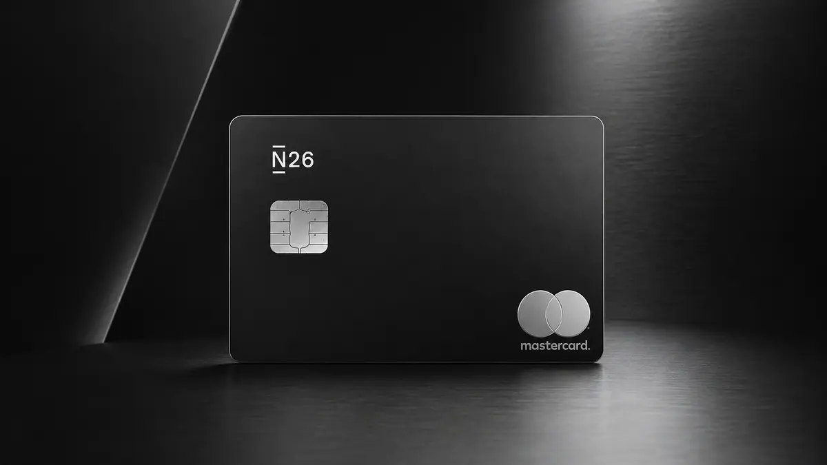 Tarjeta N26 Metal negra de acabado metálico, con chip plateado y logotipo Mastercard en gris sobre fondo oscuro