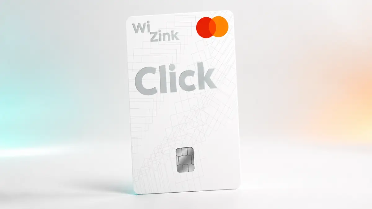 Tarjeta blanca vertical WiZink Click con la palabra Click en relieve plateado, chip y logotipo Mastercard