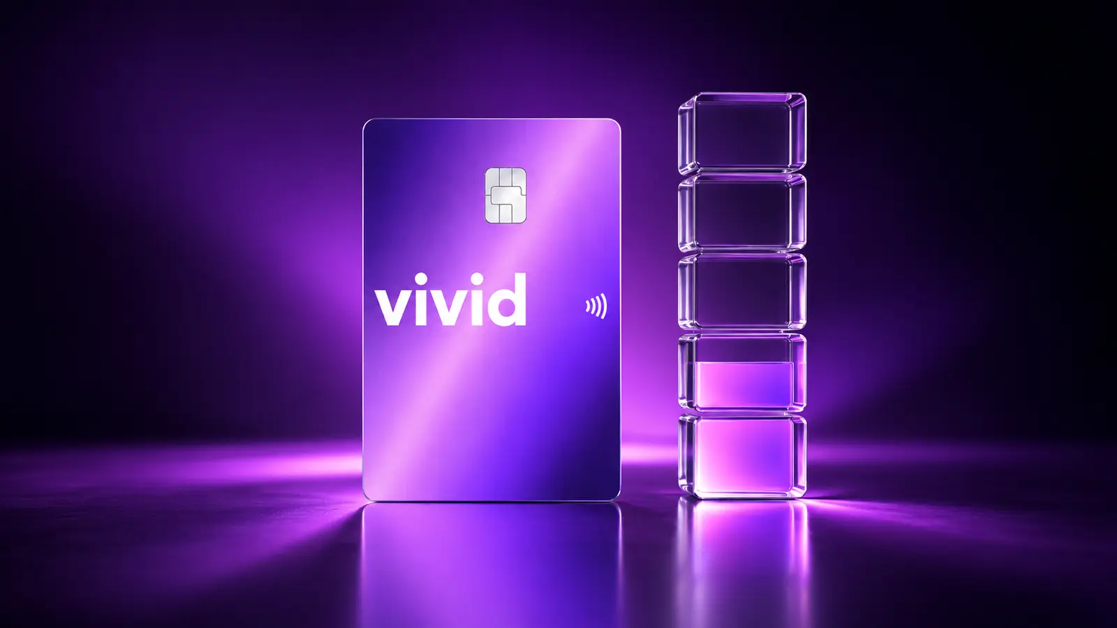Tarjeta metálica vertical Vivid en violeta junto a una columna de bloques de saldo