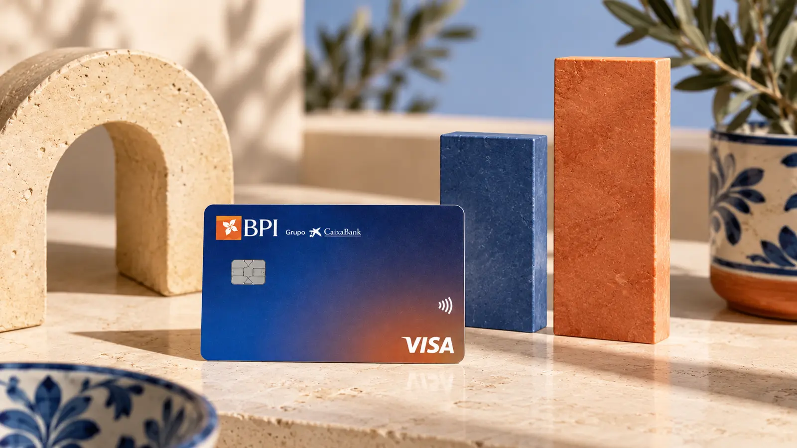 Cartão azul BPI Classic diante de duas barras de comparação